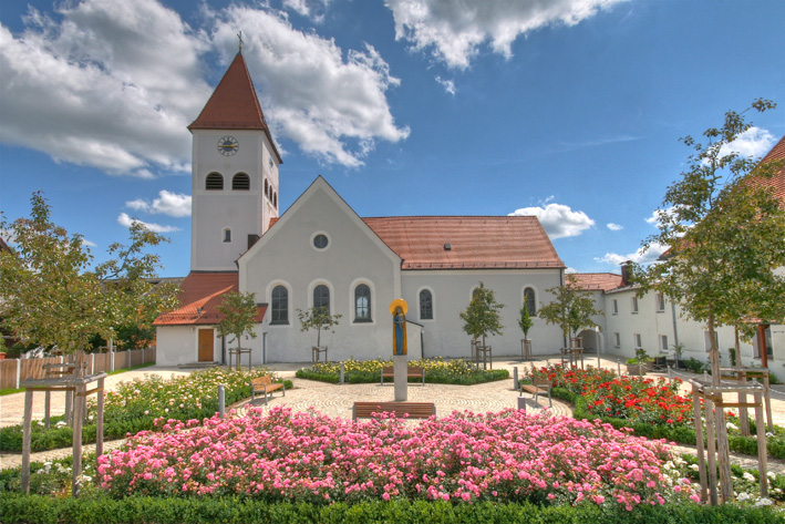 Marienstatue_Kirchplatz.jpg